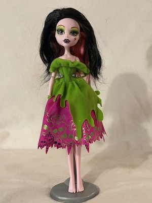 Monster High Scarily Ever After Snow Bite Draculaura Doll
