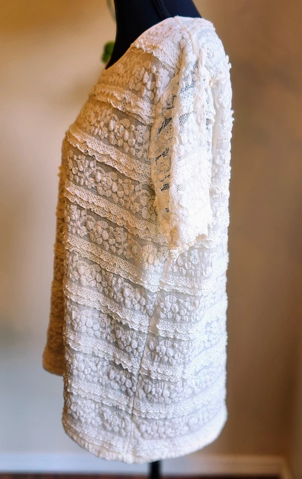 JM Collection 白色蕾丝纹理弹力短袖上衣衬衫,尺寸 L — 第 4/4 张图片