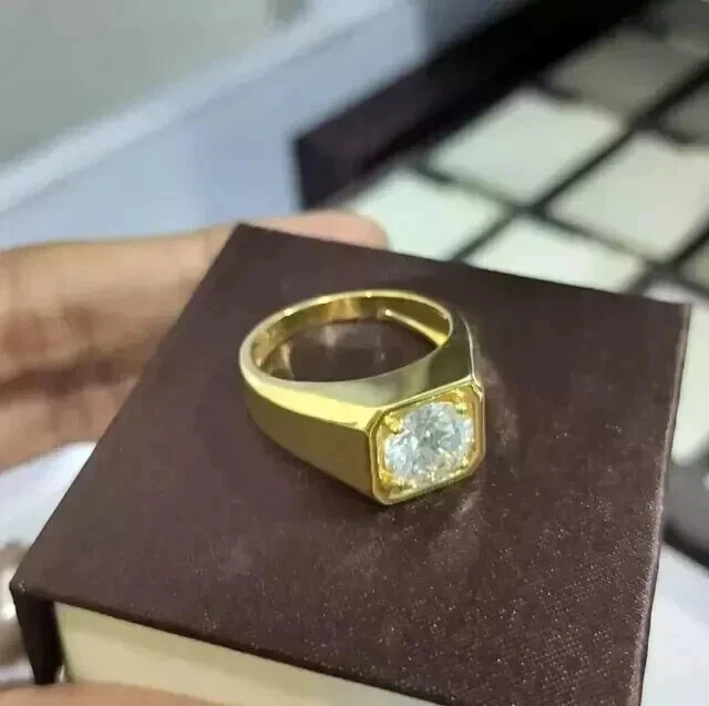 Alianza de boda para hombre Moissanita D/VVS1 redonda de 7 mm enchapada en oro amarillo de 14K Foto 4 de 4