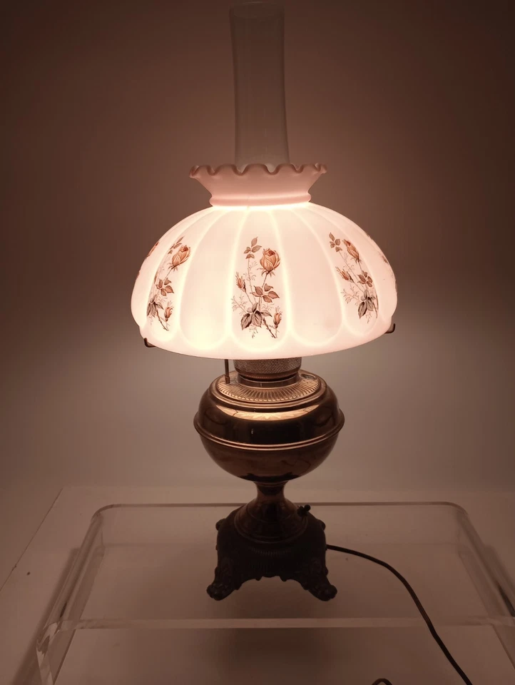 ANTIGUA LÁMPARA DE ACEITE DE LATÓN CON PANTALLA FLORAL PINTADA A MANO VIDRIO IDO CON EL VIENTO Foto 2 de 4