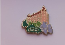 EB153 pin's LAVOUTE POLIGNAC Loire version rochers gris Arthus Bertrand Paris