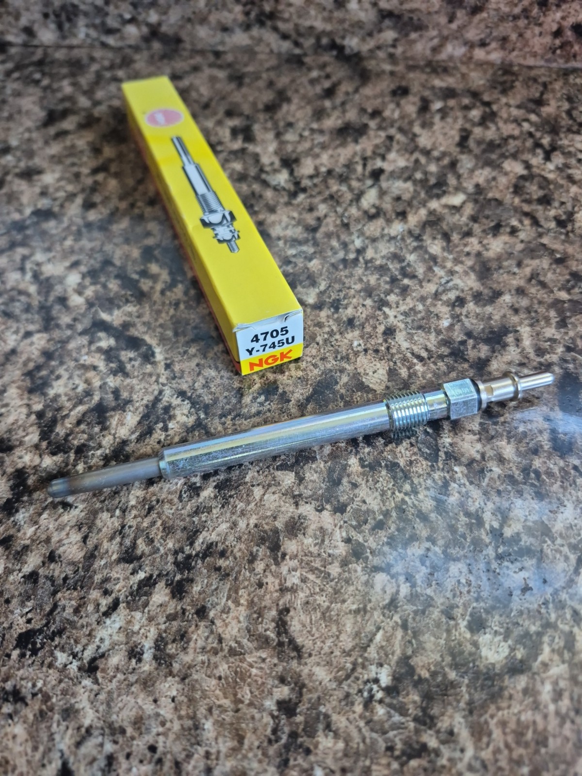 New NGK 4705 Diesel Glow Plug. Y-745U