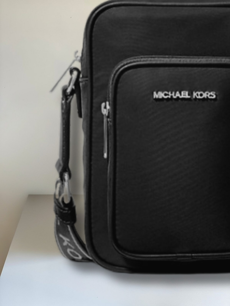 MICHAEL KORS ブラックケース MICHAEL KORS（マイケルコース）の「VINCENT サフィアーノレザー