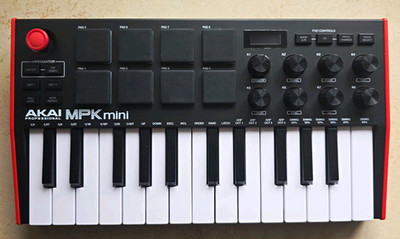 Akai Professional MPK mini Keyboard-Controller 25 Tasten, Trigger Pads, USB