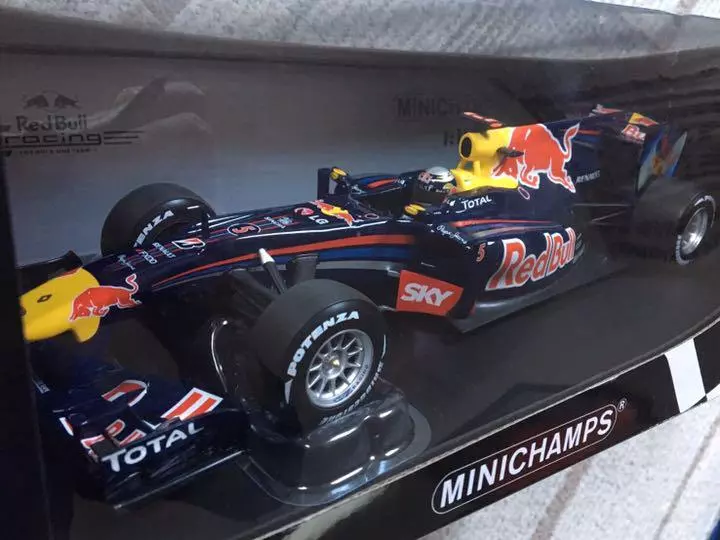 Minichamps 1/18 Red Bull RB6 Renault Sebastian Vettel 2010 Brazilian GP Winner