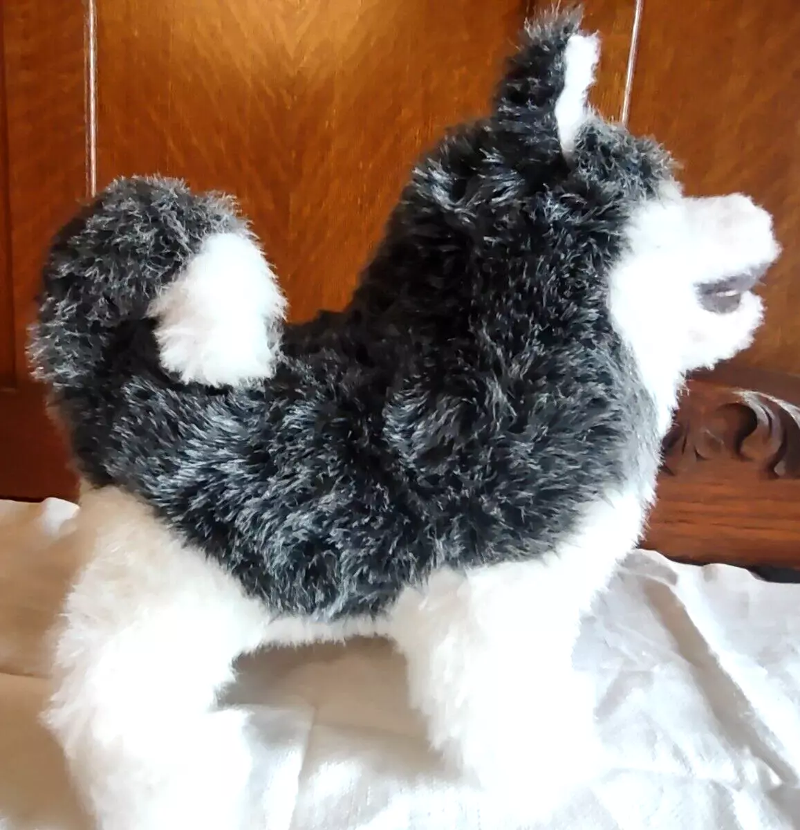 Husky top pillow pet