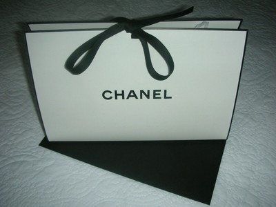 chanel gift box with 4 bolsas