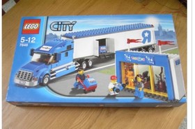 LEGO CITY: Toys R Us Truck (7848) new sealed box!