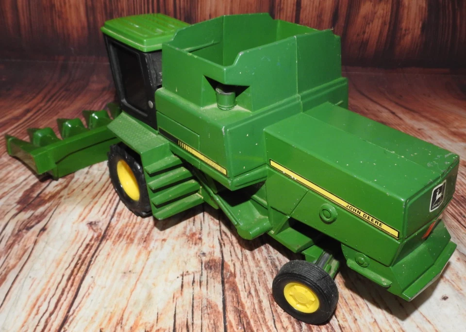 VTG John Deere Titan II Green Diecast Metal Combine Tractor ERTL 1/24 Scale - Image 3 of 4