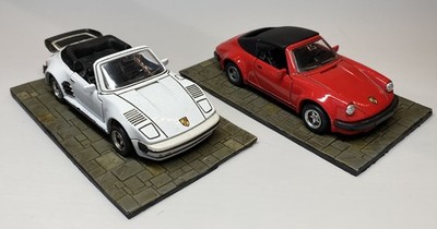 Maisto Porsche Cars x2, Weathered, Code 3 mit Basen, Custom Die Cast