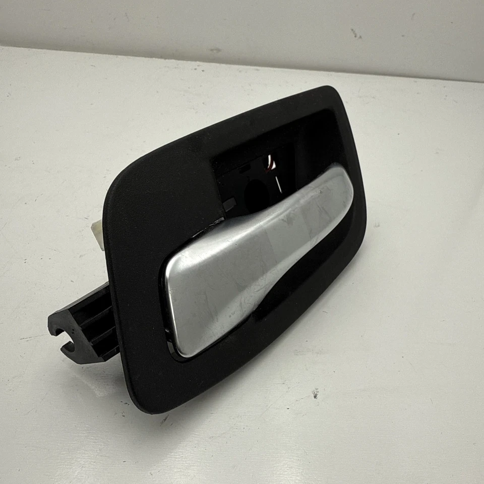 2015-2022 CHRYSLER 300 REAR LEFT SIDE INTERIOR DOOR PANEL HANDLE BEZEL TRIM OEM Foto 2 de 4