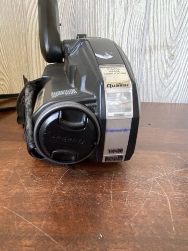 Quasar VM-D52 VHS-C Palmcorder 700x Zoom Battery & Charger Untested - Picture 3 of 10