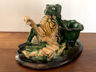 VINTAGE-STYLE FROG ON A LILY PAD CERAMIC CANDLE HOLDER READING A SCROLL 8.5'' L