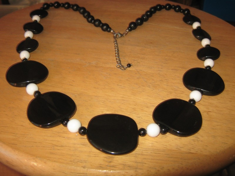 Black & White Graduated Disc & Bead Single Strand Necklace