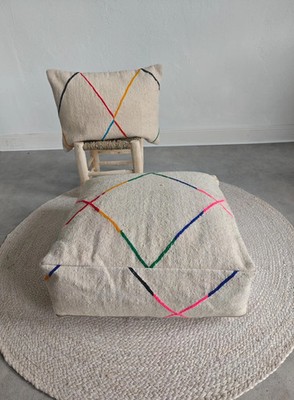 Minimalistischer Berber Pouf aus Marokko, Bodenkissen mit bunten Linien, Handge
