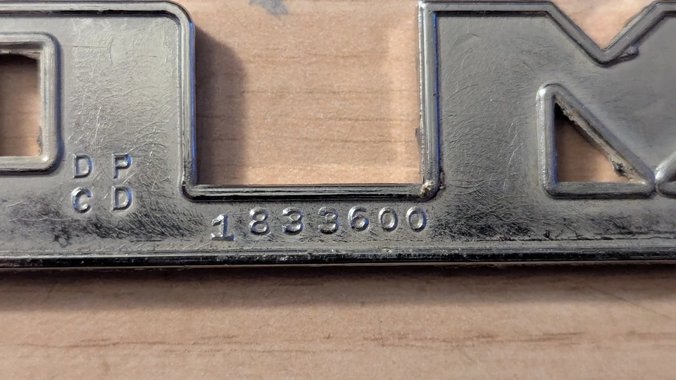 Raro 1947 1948 47 48 emblema Plymouth Belvedere número de pieza 1833600 Foto 4 de 4