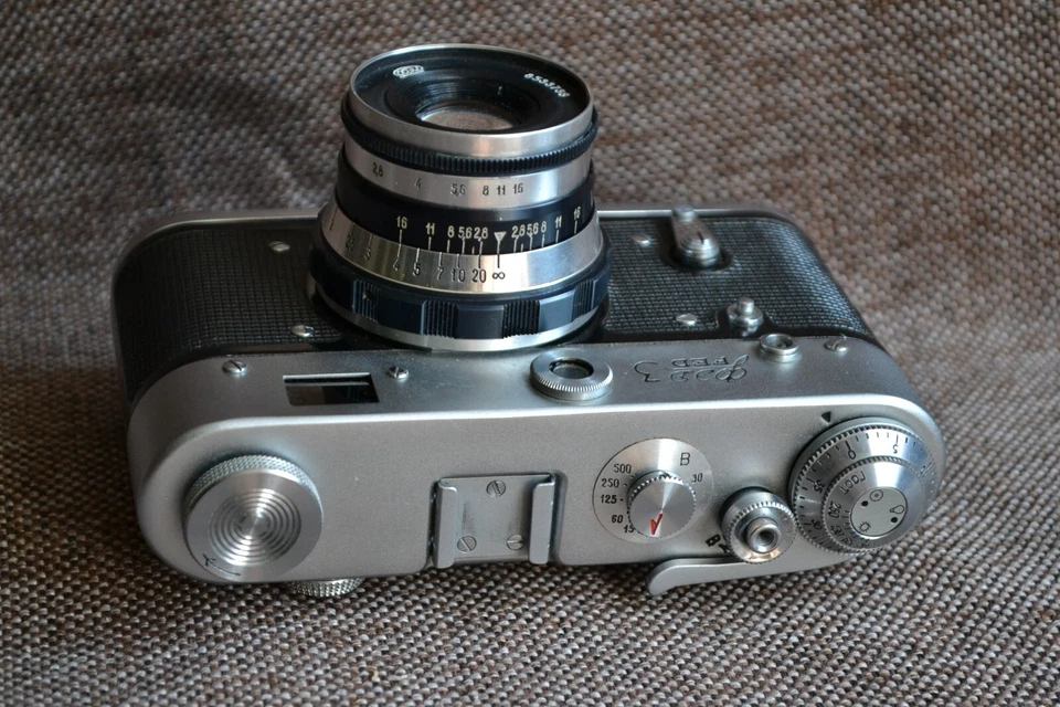 Câmera telêmetro vintage FED 3 USSR lente soviética Industar I-61 2.8/52 - Imagem 3 de 4