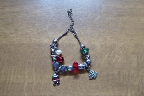 Armband aus Metall mit weihnachtlichen Anhängern aus Schmuck-Adventskalender - Bild 1 von 2