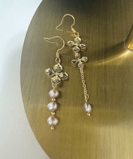 Orecchini asimmetrici in argento dorato con le vere perle barocche e acqua dolce