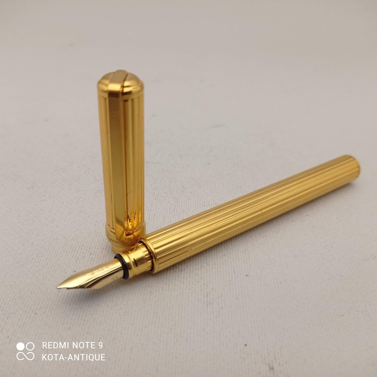 S.T. DUPONT Gatsby Pinstripe Gold Plated Fountain Pen 18k M Nib