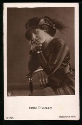 Ansichtskarte Schauspielerin Ebba Thomsen im schwarzen Kleid mit Hut 