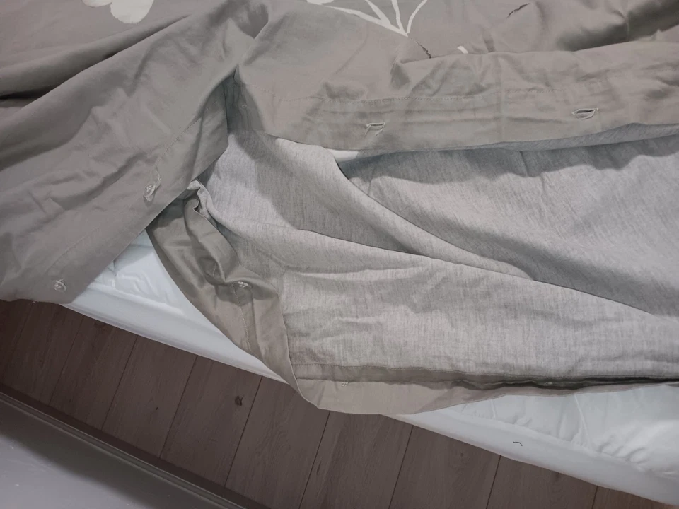 Edredón West Elm Moonflower Luxe algodón satén king gris, blanco  Foto 4 de 4