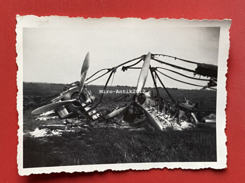 Foto, Wk2, von den Franzosen selbst zerstörtes Flugzeug (N)50690 - Bild 1 von 2