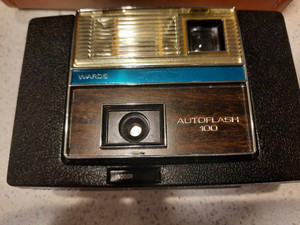 vintage wards Autoflash 100 camera with leather /suede case  nice condition
