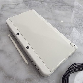 New Nintendo 3DS White Console Excellent Condition! Console Charger Tested