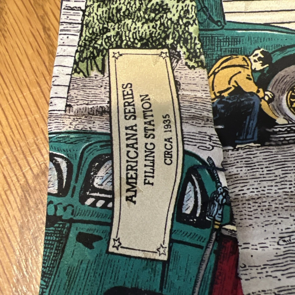 Corbata estación de llenado America By Dillards serie Americana 56". 100% seda Foto 2 de 4