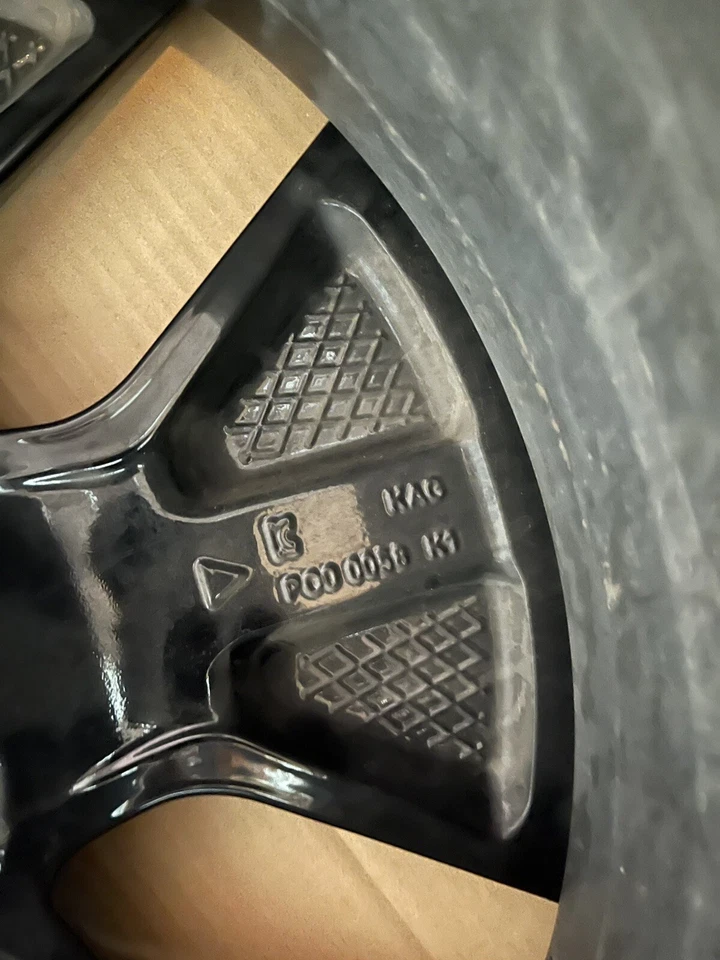 Porsche Taycan Turbo Aero Wheels 20” fabricante de equipamento original, preto, com tampas centrais - Imagem 2 de 4