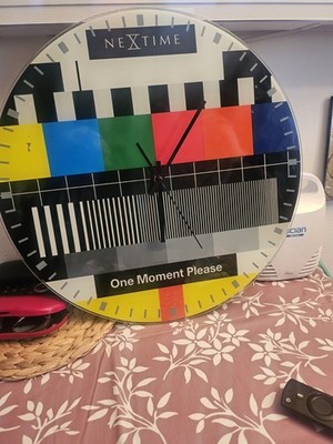 NeXtime runde Glas-Wanduhr analog TV-Testbild/Farbbalken Design mehrfarbig