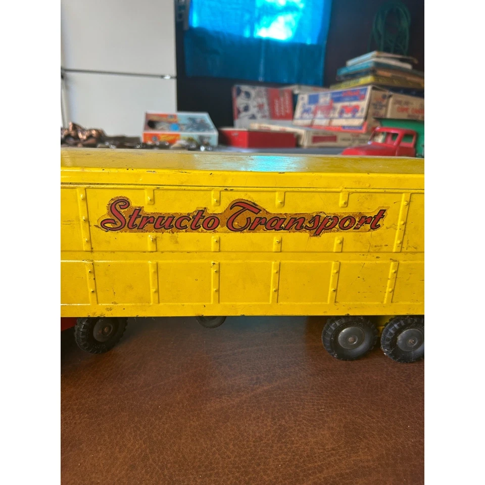 Camión de transporte Structo vintage de los años 50 - semi juguete de acero prensado rojo y amarillo Foto 3 de 4