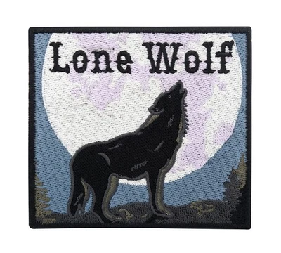 FINALLY HOME Lone Wolf Mond Patch zum Aufbügeln | Motorrad Tier Biker Aufnäher | Lila Werwolf