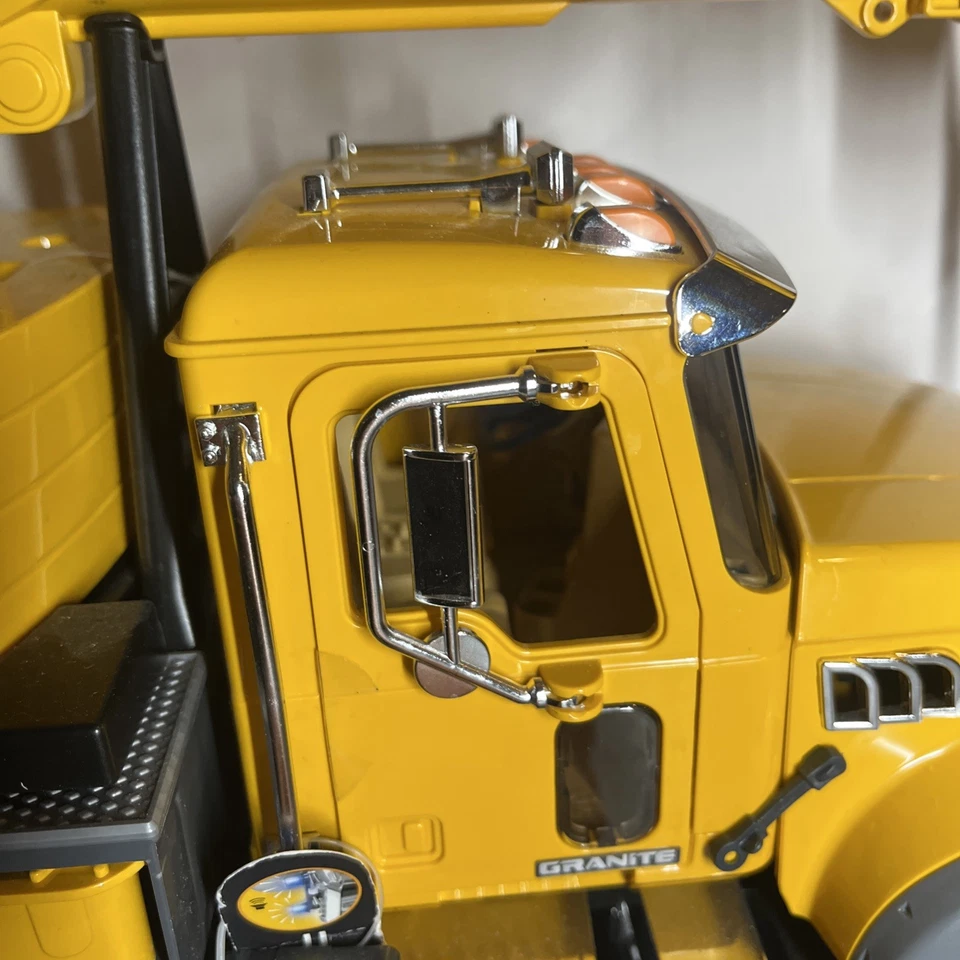 Bruder Mack Granite Liebherr Crane Truck 02818 Yellow 1:16 LTF 1045 Semi-Loader - Image 4 of 4