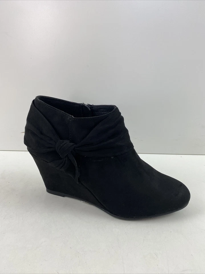 Botines CL by Laundry de tela negra punta redonda cremallera lateral con cuña para mujer talla 7,5 Foto 3 de 4