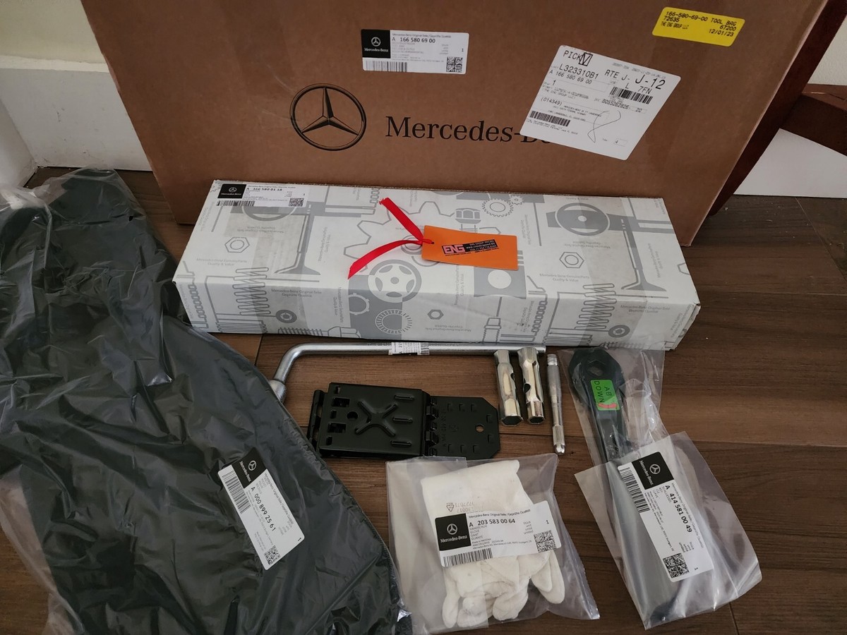 Mercedes-AMG A166-580-04-69-00 Vehicle Wheel/Tire Tool Kit ENG