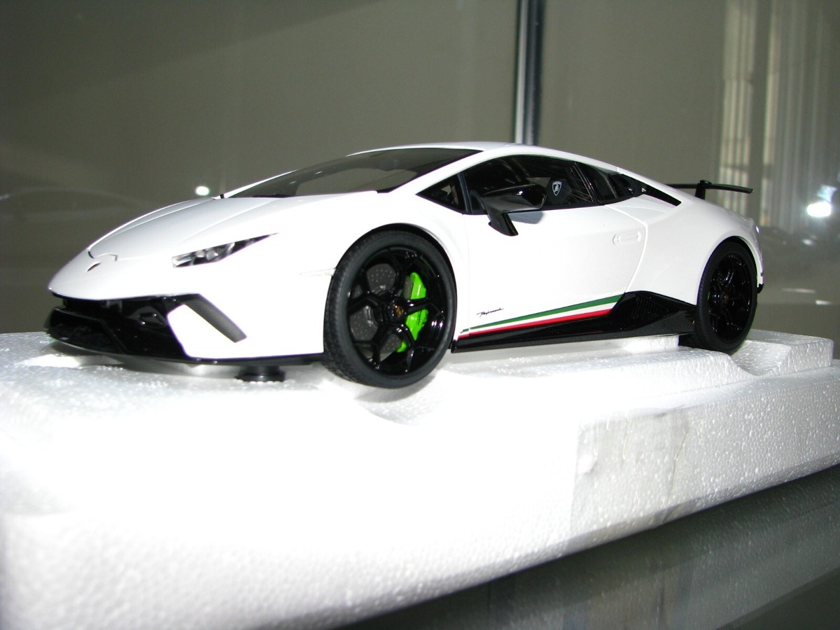 1/18 SCALE AUTOART #79151 LAMBORGHINI HURACAN PERFORMANTE WHITE