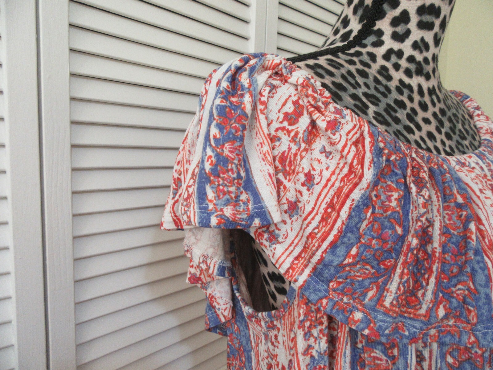 Jasmine and Juliana Top,XL,NWT, ruffle neckline can be worn off