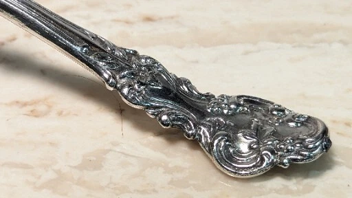Hermoso cucharón perforador plateado FB Rogers raro victoriano de 1800 patrón de lirio Foto 2 de 4