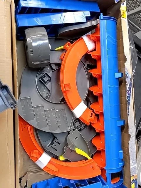 Mattel GTT95 ?Hot Wheels City Mega Garage Playset - Image 2 of 4