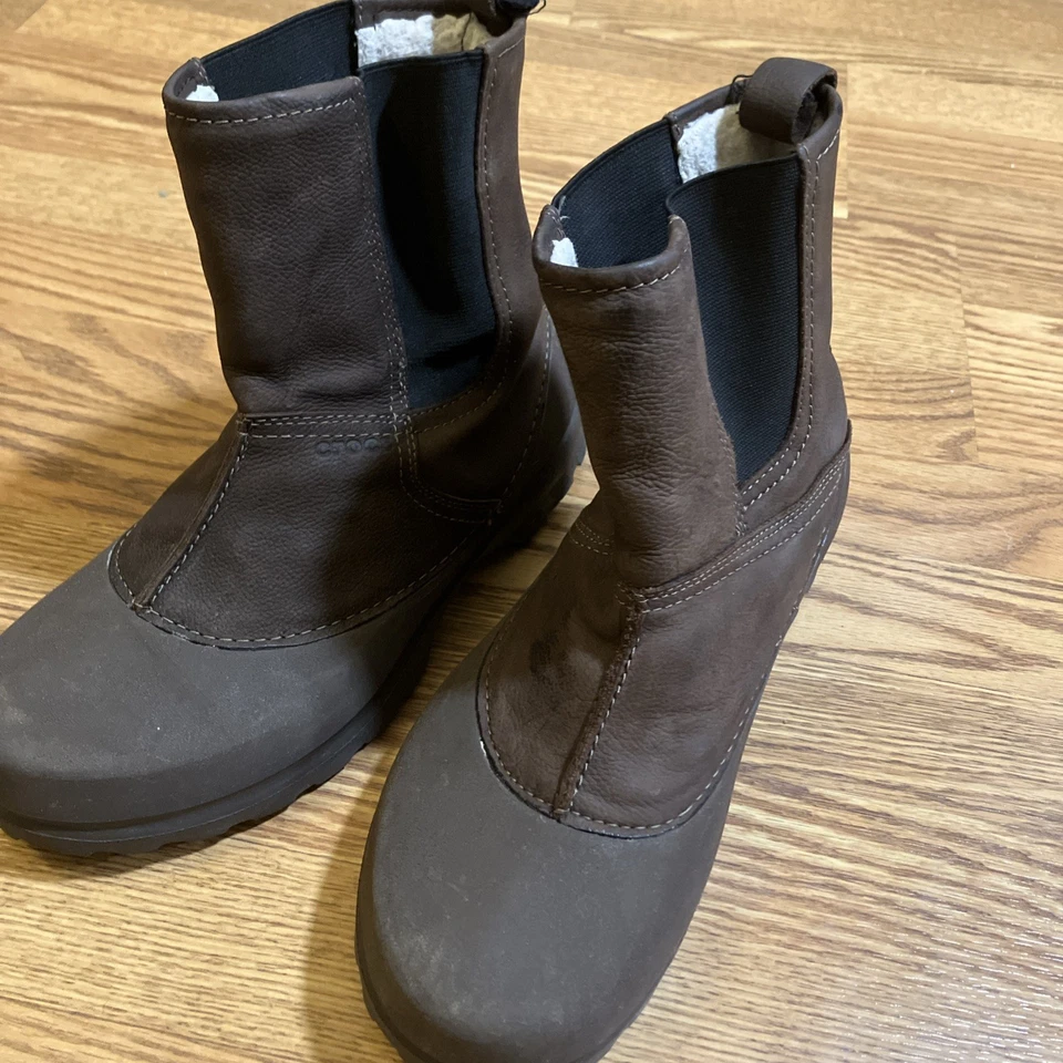 Crocs Greeley Botas de Cuero Sin Cordones Forradas Sherpa Para Hombres 9 Marrón Exterior Gorpcore Foto 2 de 4