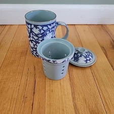 Porcelain Chinese Tea Mug Infuser Lid Floral Pattern Blue White