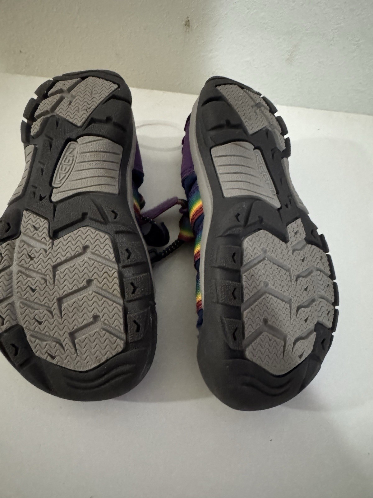 Sandali Keen bambini giovani taglia 13 arcobaleno viola regolabili escursionismo acqua usati in ottime condizioni