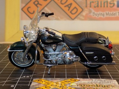 Motorcycle Maisto 1:18 HD 2000 FLHRC Road King Classic w/box green (021119)