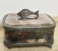 Antica scatola di sardine con piedi placcato argento con finitura pesce e motivo bordo chiave greca