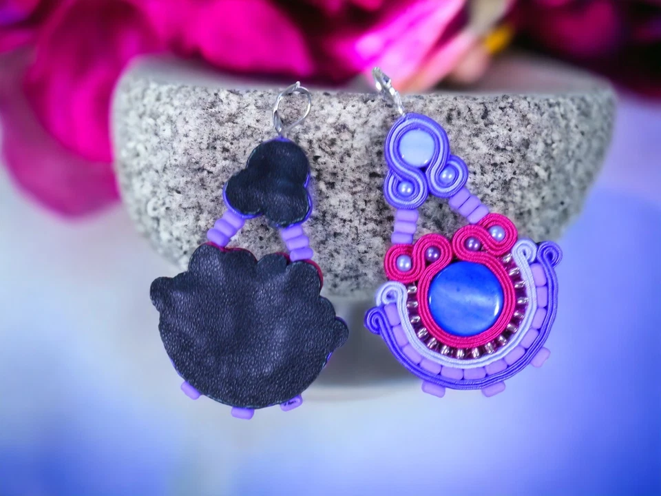 Lila Ohrringe, hergestellt in Soutache-Technik, handgenäht. - Bild 2 von 3