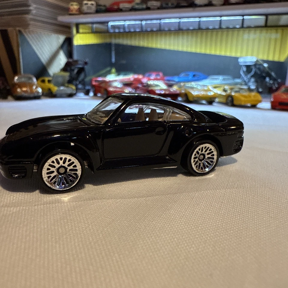 Veículo Hot Wheels preto Porsche 959 1987 escala 1:64 fundido - Imagem 2 de 4