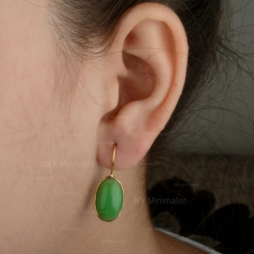 Pendientes de gancho colgantes de piedras preciosas crisoprasa ovaladas genuinas de oro amarillo sólido de 14K Foto 2 de 4