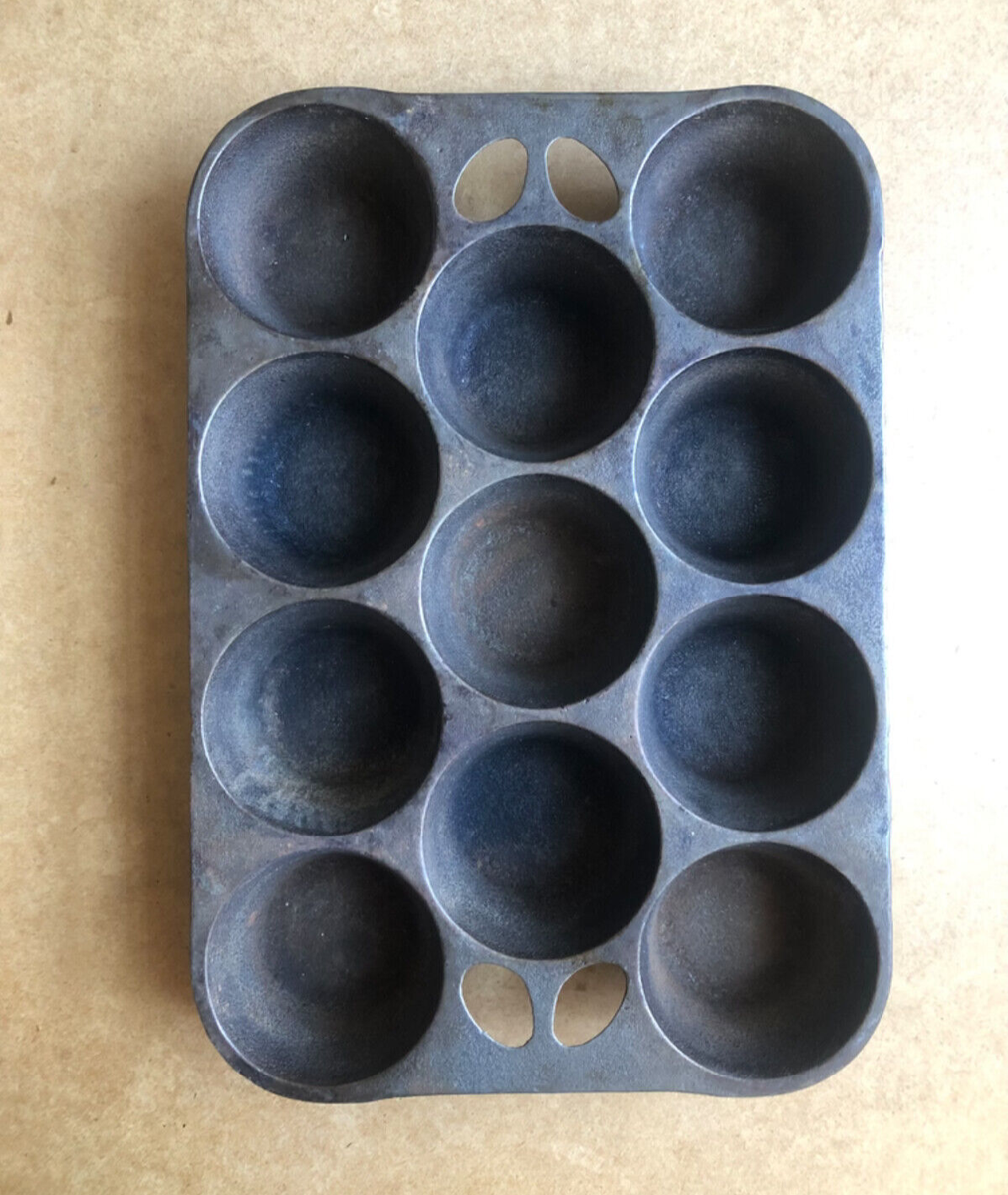 Vintage Wagner Ware 11 cup cast iron muffin/ popover baking pan made in USA